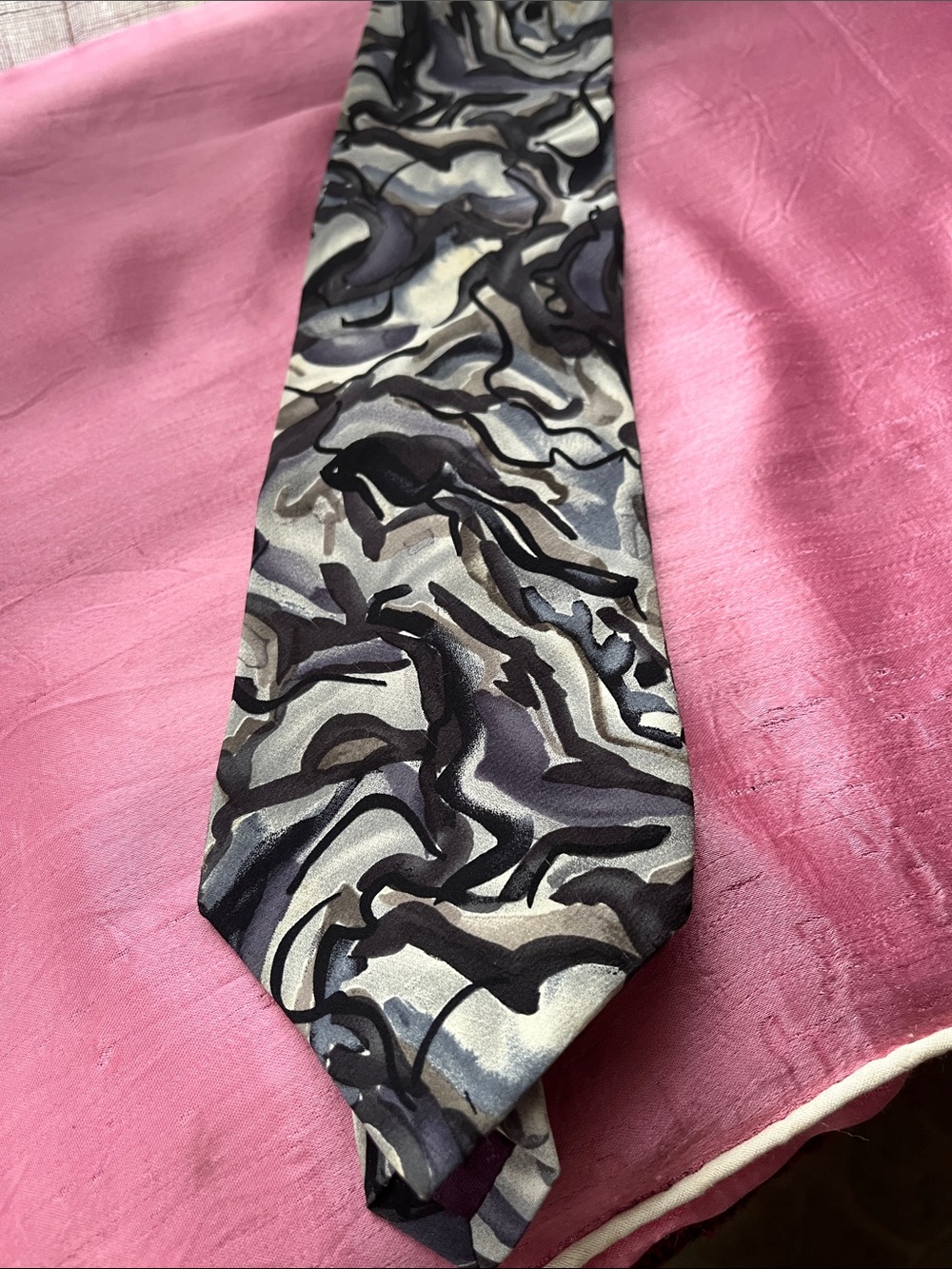 Stylish Men's Abstract Gray & Black Silk Tie